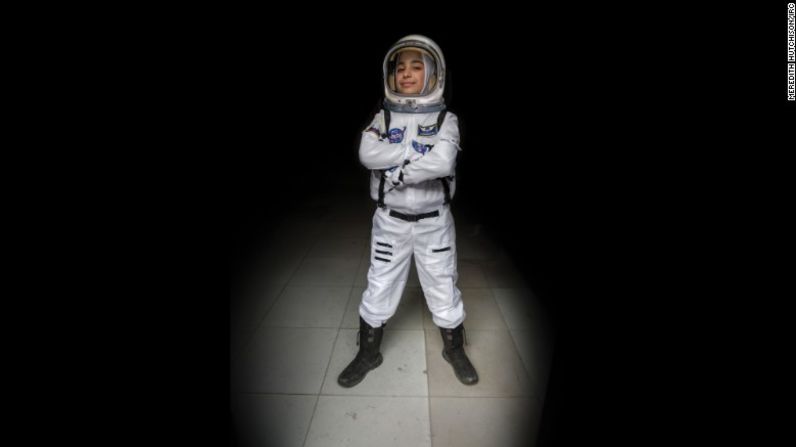 Haja, 12 años. Trabajo futuro: astronauta - "Desde que estudiamos el sistema solar en la escuela primaria, he querido ser una astronauta. Solía imaginarme arriba en el cielo, descubriendo cosas nuevas. En esta sociedad, el proceso por el que tuve que pasar no fue sencillo... mucha gente me dijo que una niña no podía llegar a ser astronauta. Ahora, he logrado mis metas. Les diría a las niñas pequeñas con aspiraciones que no tengan miedo".