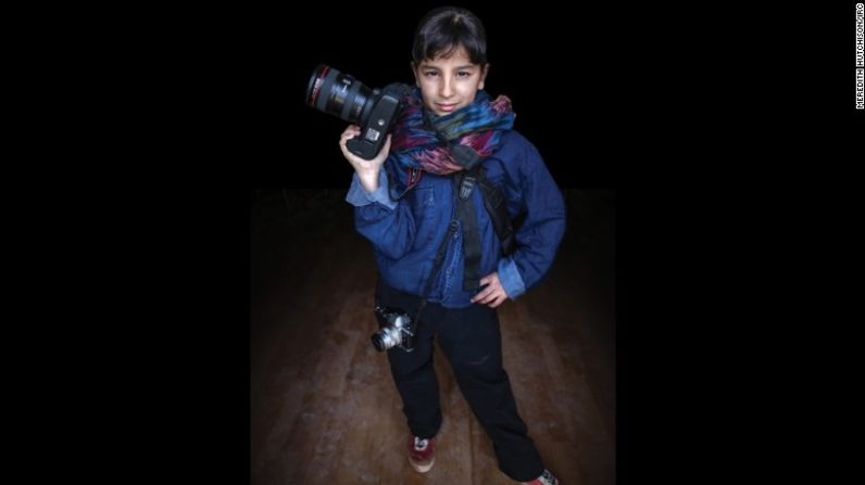 Muntaha, 12 años. Trabajo futuro: fotógrafa - "Desde que era una niña pequeña, me encantaba tomar fotografías de la gente. Me gustaba ir a diferentes eventos y documentar lo que estaba sucediendo... tanto lo bueno como lo malo. Ahora, como una fotógrafa profesional, uso mis imágenes para inspirar esperanza a otros... para estimular amor y comprensión".