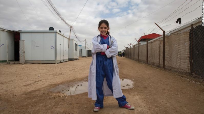 Rama, 13 años. Trabajo futuro: doctora - "Cuando caminaba por la calle cuando era niña en siria o en Jordania, encontraba a mucha gente que sufría —enfermos o heridos— y yo siempre quise tener el poder y la habilidad para ayudarlos. Ahora, como una gran doctora en mi comunidad, tengo esa habilidad. Aliviar el dolor de alguien es el aspecto más gratificante de mi trabajo".