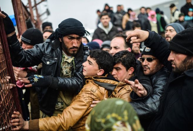 Desplazados por la guerra civil en Siria se agolpan mientras esperan para recibir una tienda de campaña, cerca de la frontera con Turquía. Miles de residentes de Aleppo están huyendo de su ciudad, que está bajo una ofensiva militar.