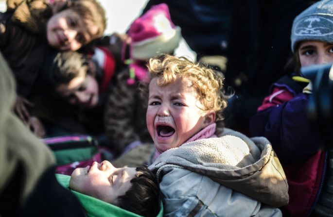 Un bebé sirio llora cerca de la frontera con Turquía, a donde miles de refugiados han llegado en los últimos días tras huir de Aleppo.