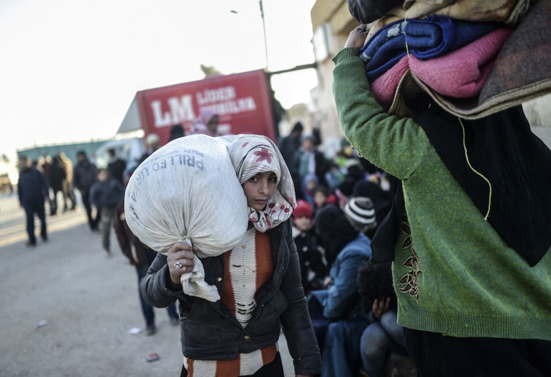 Una joven refugiada siria se apresura a llegar a la zona fronteriza con Turquía.