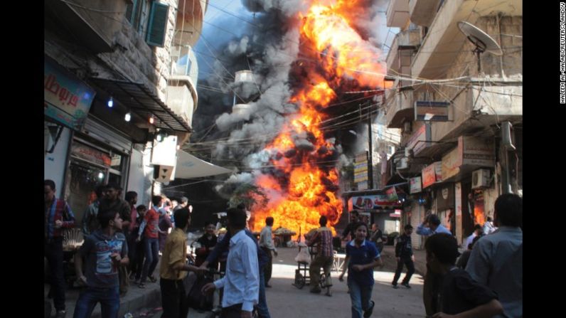 Una explosión en una gasolinería de Aleppo, en octubre de 2013. Testigos dijeron que disparos de un francotirador causaron el incendio.