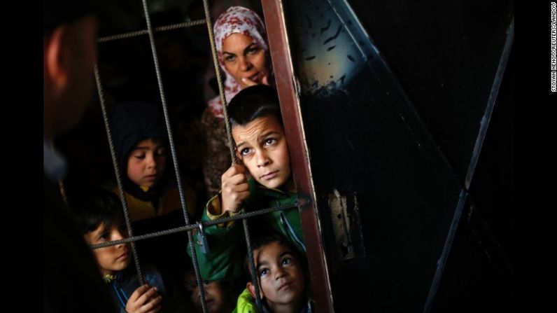 Refugiados sirios esperan recibir atención médica en un campo de Sofía, Bulgaria.