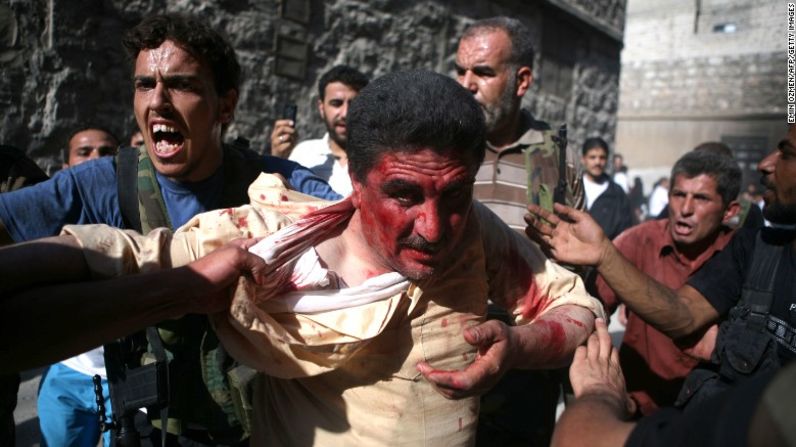 Rebeldes golpean a un policía sirio acusado de apoyar al régimen de Bachar al Asad, en Aleppo 31 de julio de 2013.