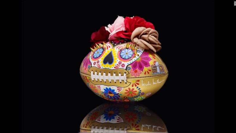 Nicole Miller – Este balón, quizás inspirado por la celebración mexicana del Día de los Muertos, está hecho con pintura acrílica y adornado a mano con tachuelas de metal y flores de seda.