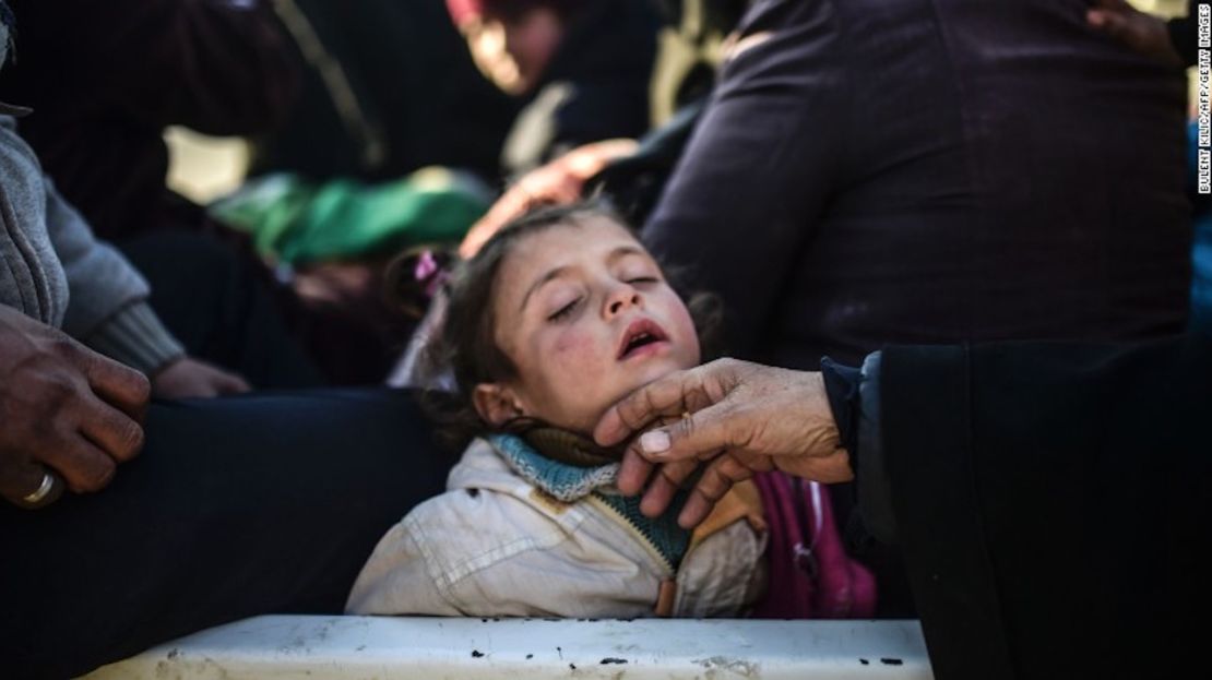 Una niña siria duerme mientras su familia huye de la sitiada ciudad de Alepo hacia la frontera con Turquía, el 6 de febrero de 2016.