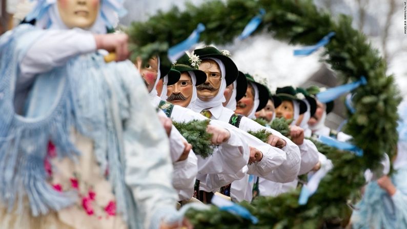 Los participantes vestidos en trajes tradicionales celebran durante el desfile de carnaval en Mittenwald, Alemania, el jueves 4 de febrero.