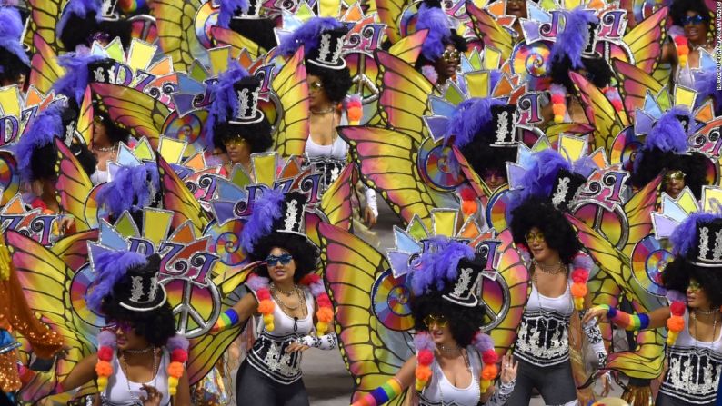 Artistas bailan en el Sambódromo en Sao Paulo, Brasil, el 6 de febrero.