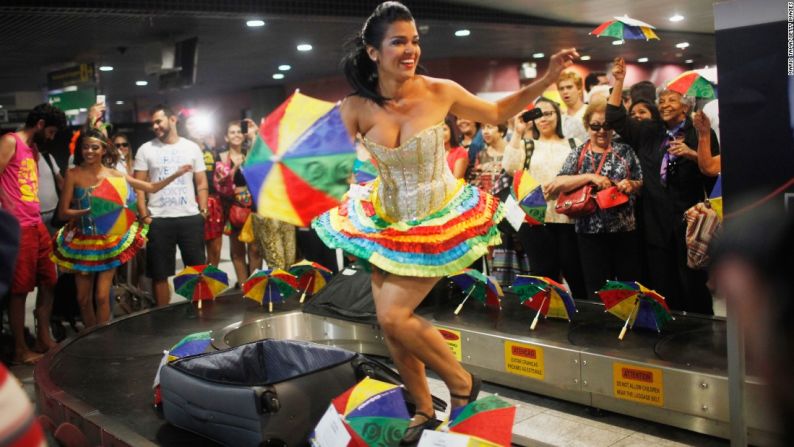 Los bailarines de carnaval se presentan en la sala de inspección de equipajes en un aeropuerto de Recife, Brasil, el 4 de febrero.