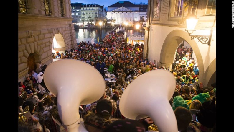 Una banda toca durante la procesión del carnaval cerca del río Reuss en Lucerna, Suiza, el 4 de febrero.