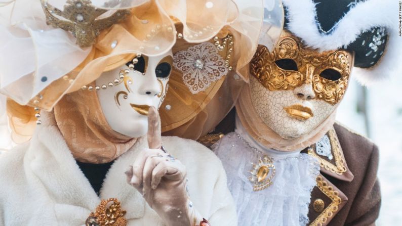 Participantes posan en la Plaza de San Marcos en Venecia, Italia, durante las celebraciones del carnaval el 4 de febrero.