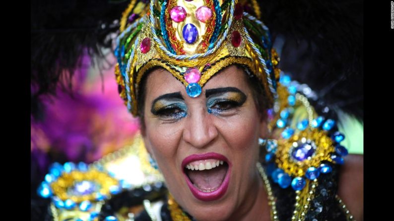 Una persona baila disfrazado durante el desfile en Río de Janeiro el 4 de febrero.