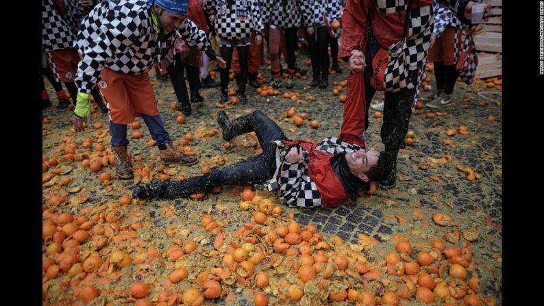 Personas en Ivrea, Italia, participan en la tradicional "Batalla de las naranjas" el 7 de febrero.