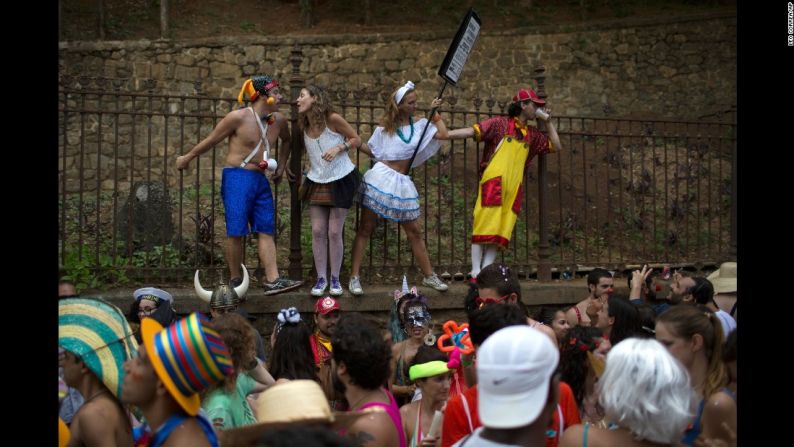 Los juerguistas disfrutan de la fiesta callejera "Cielo en la tierra" durante las celebraciones del Carnaval en Río de Janeiro el 6 de febrero.