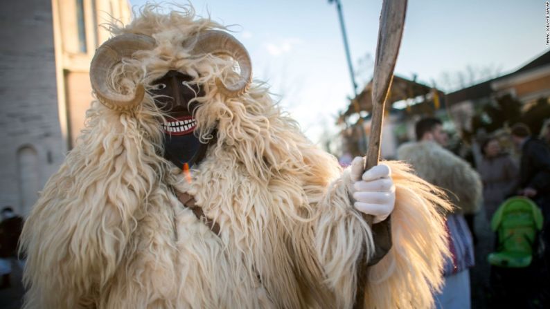 Una persona vestida con un traje tradicional camina en un desfile de carnaval en Mohacs, Hungría, el 4 de febrero.