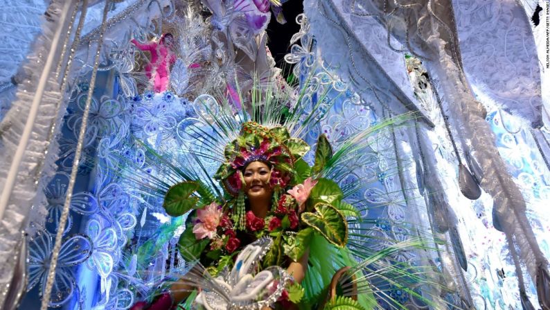 Participantes se presentan durante la primera noche del desfile de carnaval en el Sambódromo en Sao Paulo, Brasil, el 6 de febrero.