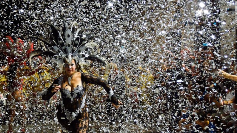 Confeti rodea a un bailarín durante un desfile de carnaval en Montevideo, Uruguay, el viernes 5 de febrero.