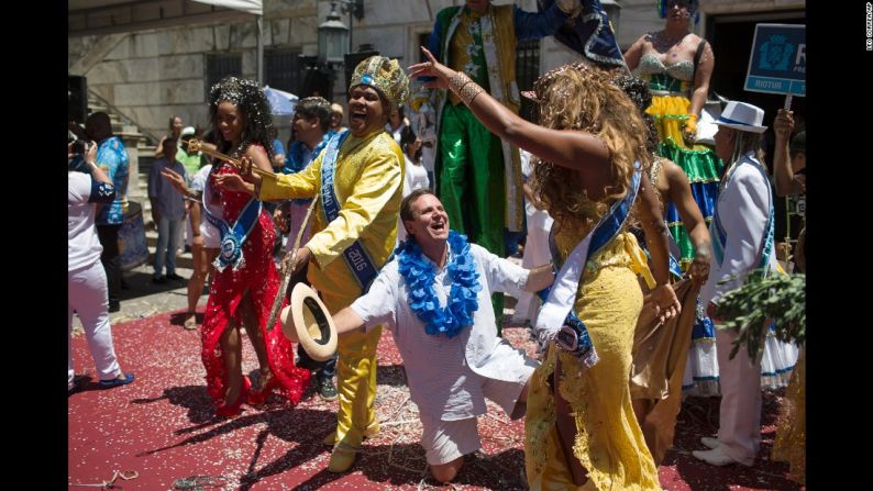 El alcalde de Río de Janeiro, Eduardo Paes, al centro, bromea con un participante en una ceremonia que marca el inicio oficial del carnaval el 5 de febrero.