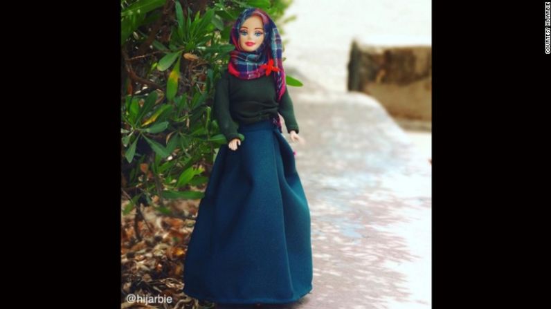 Después de ver la cuenta de Instagram de Barbie Style, Adam empezó a vestir modestamente a sus muñecas con pañuelos de colores, vestidos tipos túnicas llamados abayas, blusas péplum y faldas largas ondulantes.