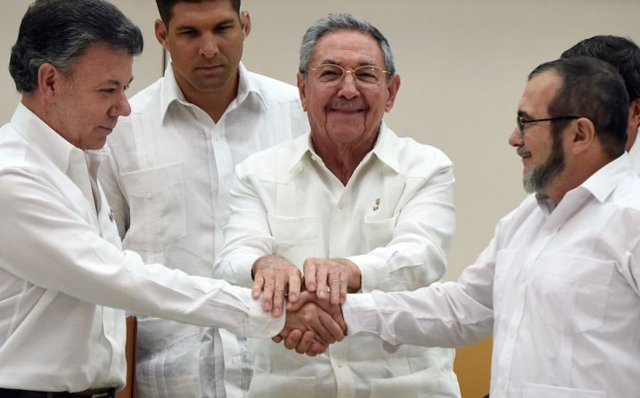 El presidente Juan Manuel Santos y alias ‘Timochenko, jefe máximo de las FARC, se saludan en La Habana en septiembre de 2015 al firmar un histórico acuerdo sobre justicia en el marco del proceso de paz que se adelanta en Cuba desde 2012.