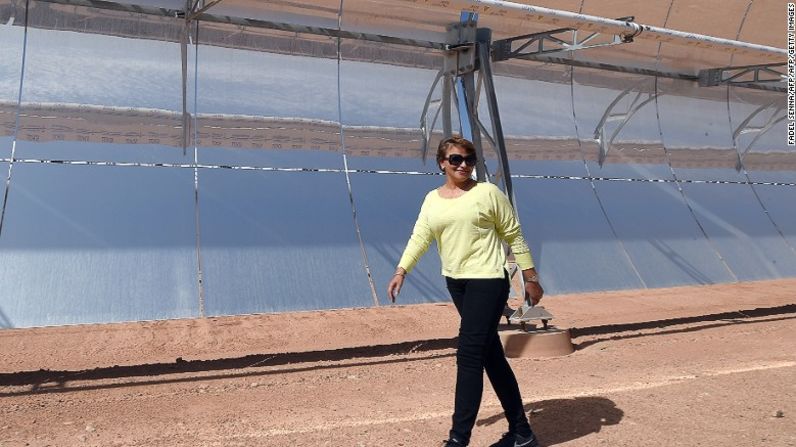 La ministra de Medio Ambiente de Marruecos, Hakima El Haite, camina delante de un panel solar en 2015 que es parte de la planta de energía solar Noor 1, la cual fue inaugurada en febrero de 2016.