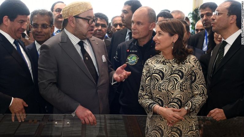 El rey de Marruecos, Mohammed VI, inauguró la planta el 4 de febrero de 2016. Aquí habla con la ministra francesa de Ecología, Desarrollo Sostenible y Energía, Segolene Royal.