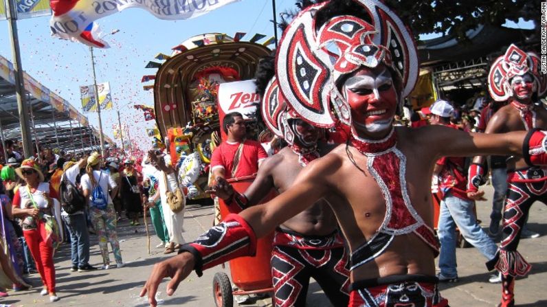 Elementos africanos. Un bailarín agita sus brazos en crescendo durante el Mapalé, una danza frenética de África. Las culturas indígenas y africanas son enfatizadas en Barranquilla.