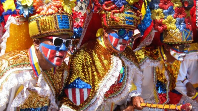 Galas del Congo. Hombres pintados en colores colombianos bailan congo, la danza del guerrero tradicional de África.