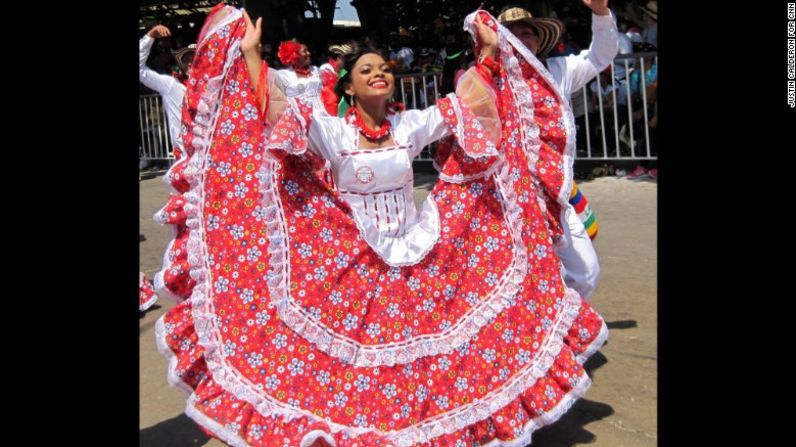 Mezcla de tradiciones - Los disfraces, la música y los bailes representan los 220 años de historia del carnaval.