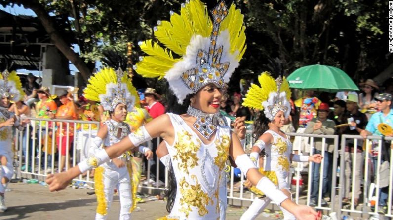 Plumas en abundancia. Algunos disfraces son similares a los observados en Río de Janeiro.