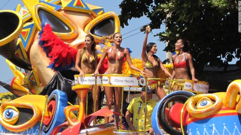 ¿Cómo sería el carnaval sin... los disfraces escasos y colores vibrantes que forman parte de los carnavales de todo el mundo? En Barranquilla, el carnaval también tiene un marcado sabor caribeño.