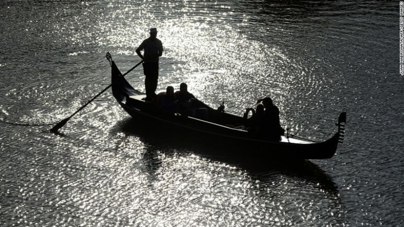 Navegar en el río — Las góndolas no son sólo para Venecia. Puedes disfrutar de las vistas del río en Puerto Madero. Las visitas duran unos 30 minutos aproximadamente.