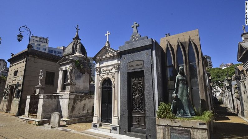 Cementerio de la Recoleta — La tumba de Evita Perón —quien fue enterrada con su apellido de soltera, Duarte— ha vuelto este cementerio una de las atracciones principales en Buenos Aires.