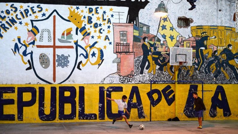 Jugar fútbol — El fútbol es el deporte favorito de ese país y a menudo hay un partido improvisado para ver en las canchas de Buenos Aires —como por ejemplo en este patio en La Boca. La última vez que Argentina ganó una Copa Mundial de fútbol fue en 1986, en parte gracias a uno de los más legendarios jugadores de ese país: Diego Armando Maradona.