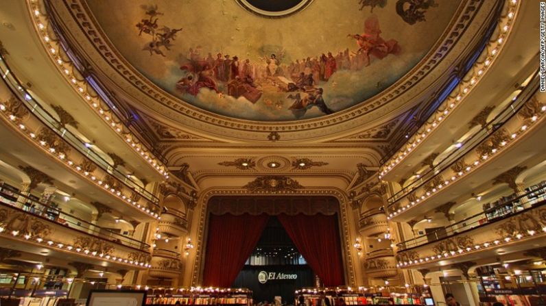 Librería El Ateneo — Algunas tiendas de libros son mejores que otras. La sorprendente librería El Ateneo en Buenos Aires fue alguna vez un teatro. Los palcos fueron convertidos en espacios para leer.