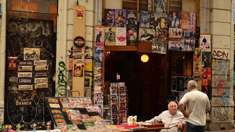 Antigüedades —San Telmo funciona como uno de los principales mercados de antigüedades al aire libre en la capital argentina. Allí puedes encontrar vendedores de comida, de libros, cerveza y mucho más.