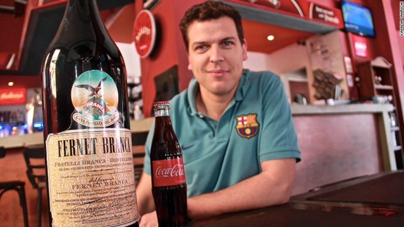 Un amorío agridulce — El fernet es un popular licor aunque su amargo sabor es un gusto adquirido. Juan Chico, el manager de un par en el barrio Palermo, dice que vende unos 70 vasos de fernet al día.