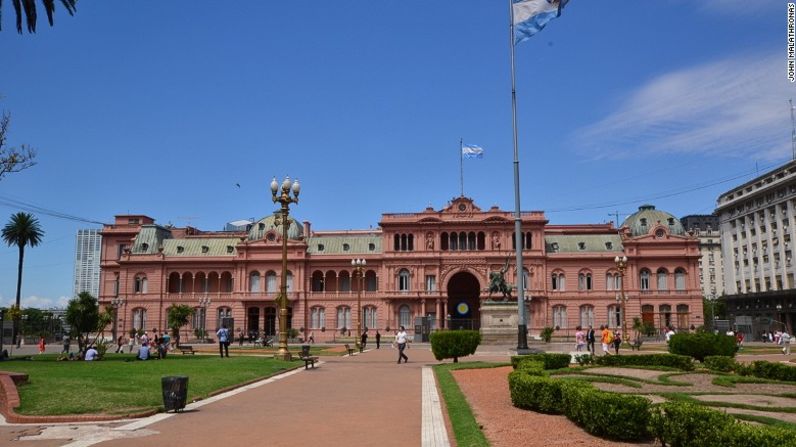 La Casa Rosada — El famoso palacio presidencial rosado está en el centro de la popular Plaza 25 de Mayo en Buenos Aires.