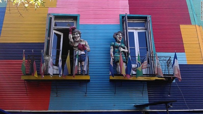 La Boca — No hay nada sutil en La Boca. Sus brillantes paredes pintadas con colores vivos, las caricaturas y las pinturas compiten por la atención de los asistentes.