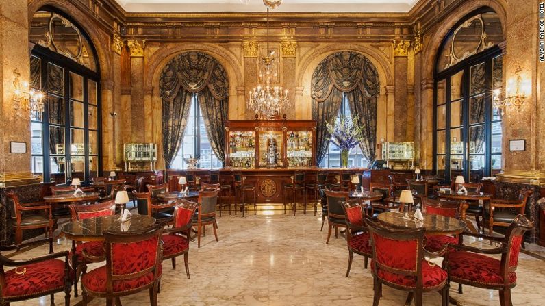 Cocteles en el Palacio Alvear — No hay un lugar más elegante para tomar cocteles en Buenos Aires que el icónico lobby del bar del Palacio Alvear donde los empresarios y celebridades han socializado desde 1932.