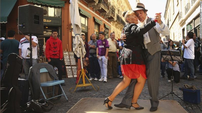 Bajos costos — Buenos Aires tiene muchas actividades ya sean gratis o a muy bajo costo. Muchos visitantes del barrio San Telmo, en el centro de la capital, visitan las muestras gratis de tango, el baile argentino por excelencia.