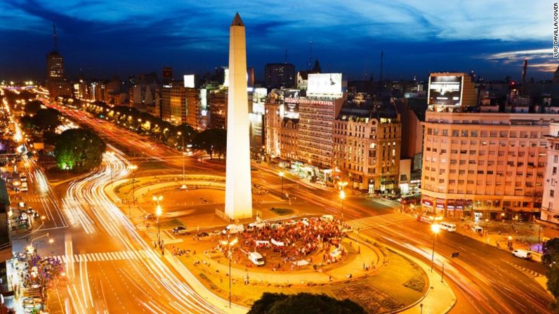 Lo mejor de Buenos Aires — El Obelisco es una de las características principales de la ciudad; está ubicado en la Avenida 9 de Julio, conocida popularmente por ser una de las más amplias avenidas del mundo.