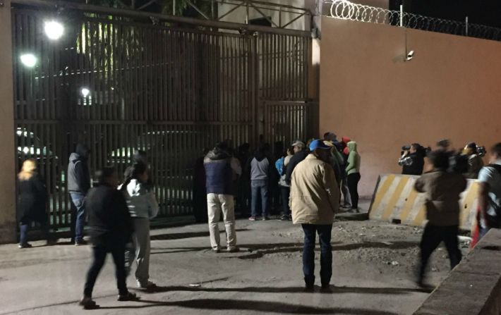 Familiares de los reos a las afueras del penal de Topo Chico, Monterrey.