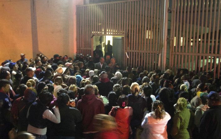 Los familiares de los reos se han reunido frente al penal.