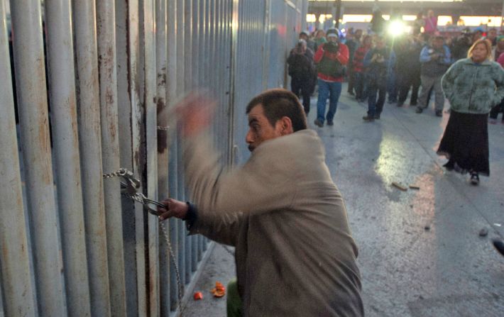 Los familiares de los reos están desesperados por noticias y se agolpan a la entrada del penal. Aún no se han revelado las identidades de las víctimas.