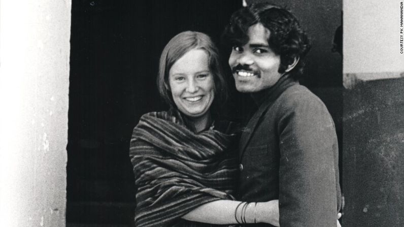 La viajera sueca Charlotte Von Schedvin y el estudiante de arte PK Mahanandia se enamoraron en India a finales de 1975. Ella era descendiente de la clase noble sueca y él pertenecía a una casta de personas a las que no se les podía tocar.