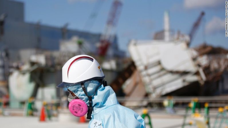 Un empleado de TEPCO pasa junto al reactor número 1 de la central nuclear de Fukushima Daiichi el 10 de febrero de 2016. El próximo mes, Japón marcará el quinto aniversario de la catástrofe de Fukushima, cuando un terremoto y un tsunami golpearon la planta el 11 de marzo de 2011 y dejaron más de 15.000 personas muertas.