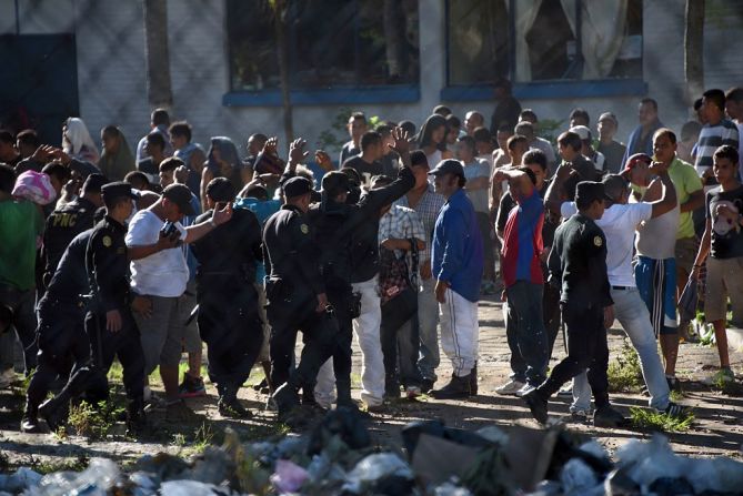 Dieciséis reos fallecieron en el interior de la granja de rehabilitación penal Canadá, en Escuintla, tras una pelea entre grupos rivales la tarde del domingo 29 de noviembre de 2015.