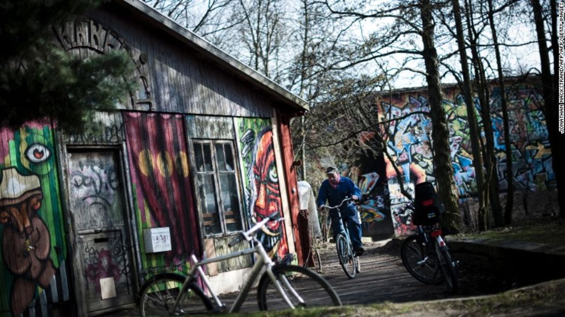 Christiana – Se trata de un experimento social que inició en 1971; Christiana fue fundada al centro de Copenhague por un grupo de hippies daneses que ocupaban lo que solían ser barracas militares. A pesar de haber construido escuelas, casas y una variedad de negocios, hoy en día, los 850 habitantes de Christiania se enfrentan a un dilema moral: pagar al gobierno danés la totalidad de la tierra antes de 2018, o enfrentarse al desalojo.